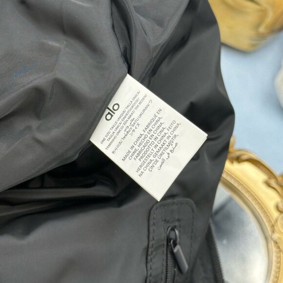 🆕 ALO YOGA 🧿 NWOT Sherpa Om The Go Sling Bag - Black Sherpa - Picture 11 of 16